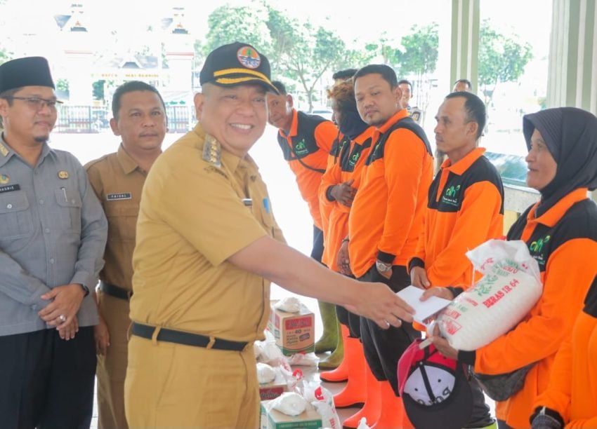Pemko Tebing Tinggi Serahkan Tali Asih Kepada Petugas Kebersihan Dinas LH