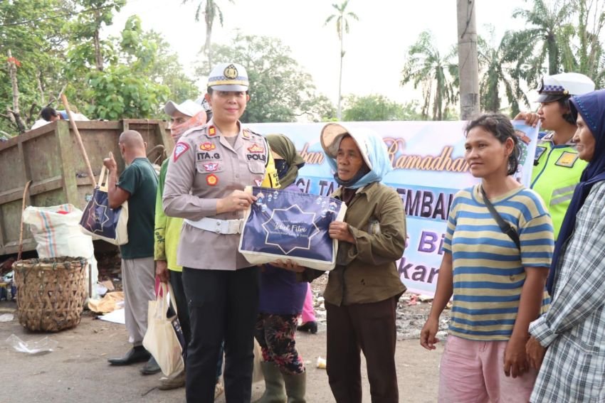 Satlantas Polres Binjai Bersama Bhayangkari Berbagi Takjil dan Sembako