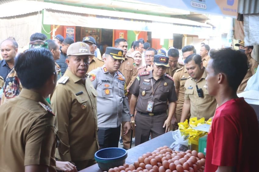 Kapolres-Forkopimda Kabupaten langkat Cek Bahan Pokok di Pasar-Gudang Bulog.