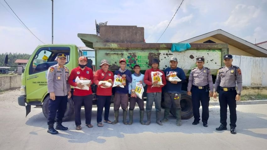 Kapolsek dan Kanit Binmas Medang Deras,Berbagi Rezki Kepada Petugas Kebersihan