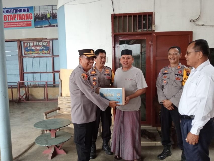 Polres Labusel Sampaikan Bingkisan Idul Fitri 1445 H Kapolda Sumut kepada Tokoh Masyarakat