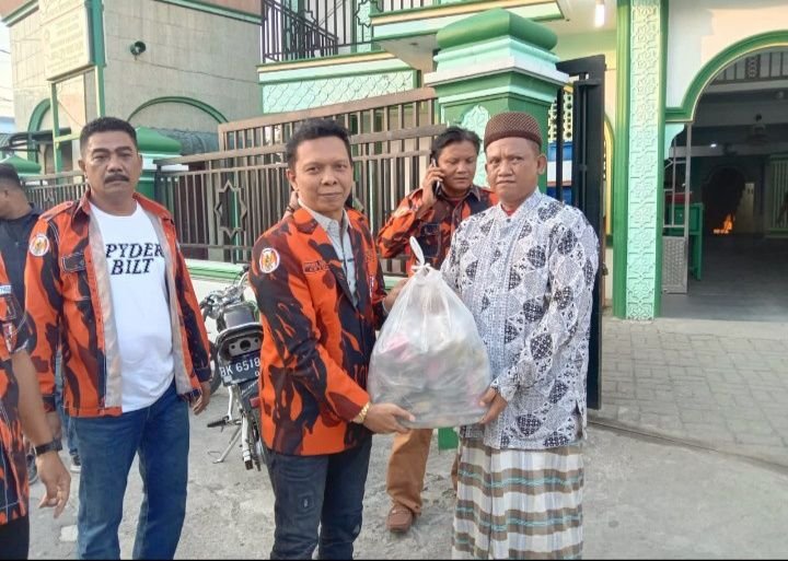 PAC PP Medan Tuntungan Bagi Takjil ke Mesjid Nurul Yaqin
