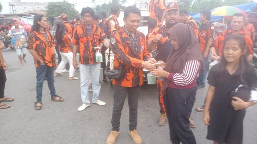 PAC PP Medan Tuntungan Bagi Takjil di Simpang Pasar Induk