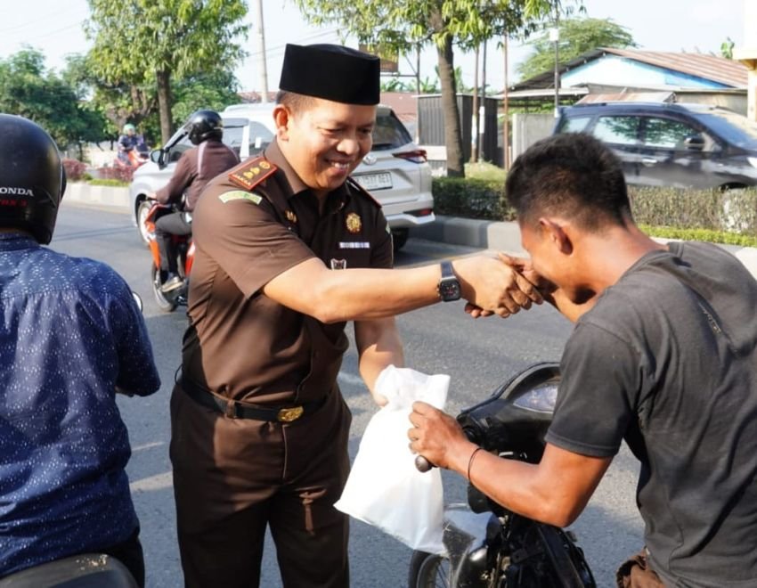 Berkah Ramadhan, Kajari Tebing Tinggi Bagi Takjil dan Santuni Anak Yatim