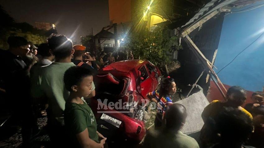 Mobil Ringsek Tercampak Ditabrak Kereta Api Tanpa Palang, Pengemudi Dilarikan ke RS