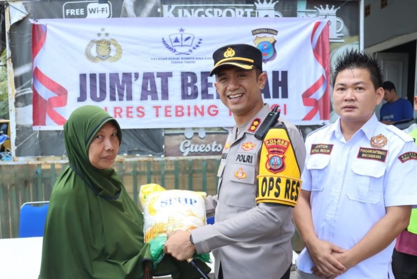 Bersama Kapolres, Ketua Pokdarkamtibmas Resor Tebing Tinggi Bagikan Sembako