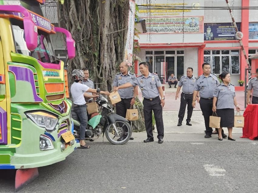 Lapas Pancurbatu Bagi Takjil Kepada Masyarakat