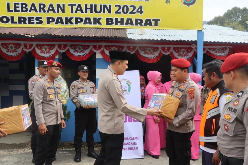 Operasi Ketupat Toba, Kapolres Pakpak Bharat Cek Pos PAM dan Pos YAN Sekaligus Bagi Parsel Terhadap Personil