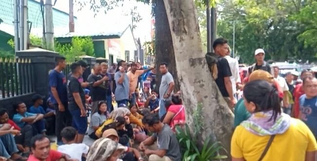 Ratusan Warga Pancur Batu Aksi Damai Depan Denpom I/5 Medan