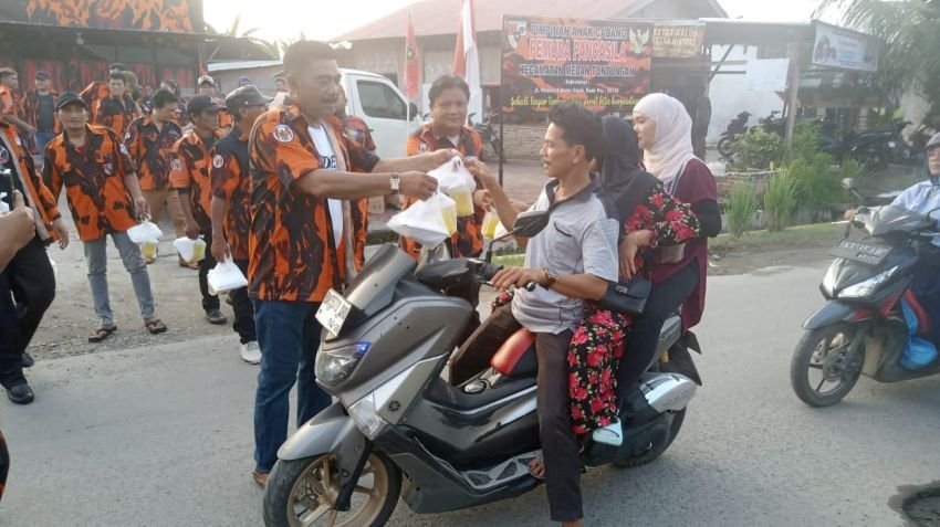 PAC PP Medan Tuntungan Bagi Takjil di Namo Gajah    Medan,MPOl-Memasuki Bulan Suci Ramadhan 1445 H ini, Pengurus PAC Pemuda Pancasila Medan Tuntungan