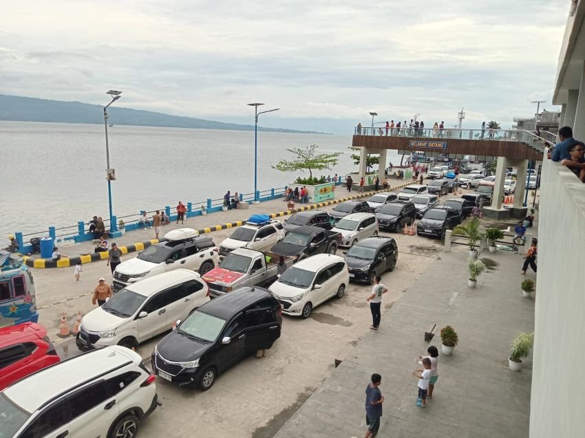 Lebaran Pertama, Ratusan Kendaraan Antri di Pelabuhan Tigaras, Minta Pemerintah Tambah Kapal Ferry Penyeberangan Tigaras - Simanindo