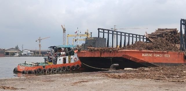 Kapal Tongkang Marine Power Bongkar Kayu di Belawan