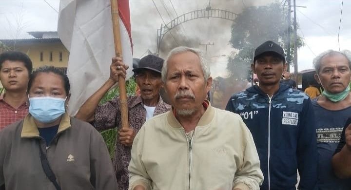 Tolak Eksekusi Lahan, Warga Pasar IV Serbaguna Helvetia Blokir Akses Jalan dan Bakar Ban Bekas