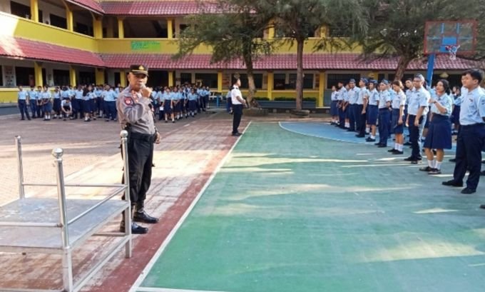 Wakapolsek Pancur Batu Pimpin Upacara Police Go To School di Perguruan Methodist