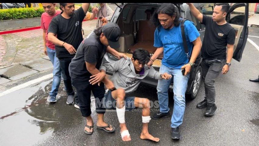 Tampang Begal Sadis Bacok Tangan Korban Nyaris Putus, 2 Kaki Pelaku Jebol Ditembak