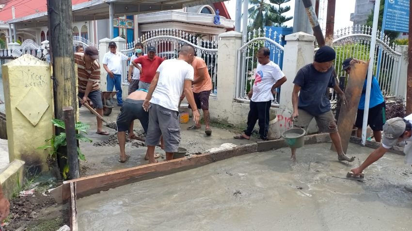 Tak Diperbaiki Pemko Medan, Warga Jalan Meranti Secara Swadaya Perbaiki Jembatan Yang "Ditelantarkan" Pemborong Parit Jalan Bahagia
