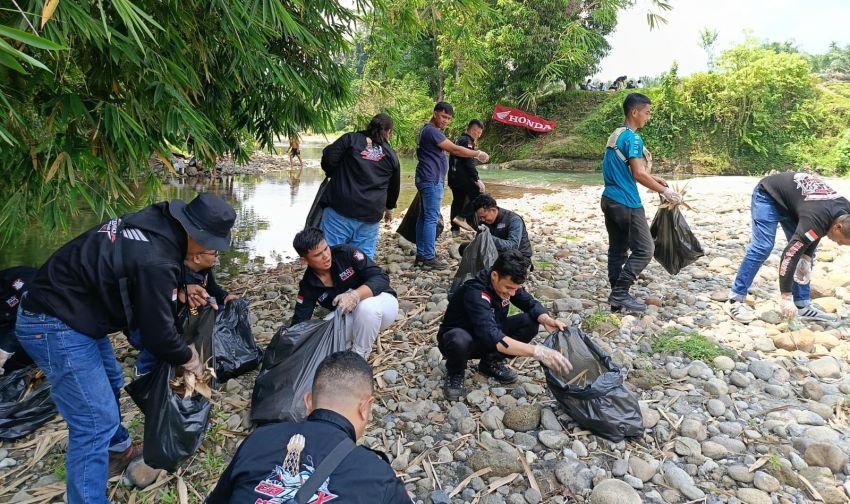Wujudkan Aksi, Komunitas CB150X Adv Id Bersihkan Sungai Kutalimbaru