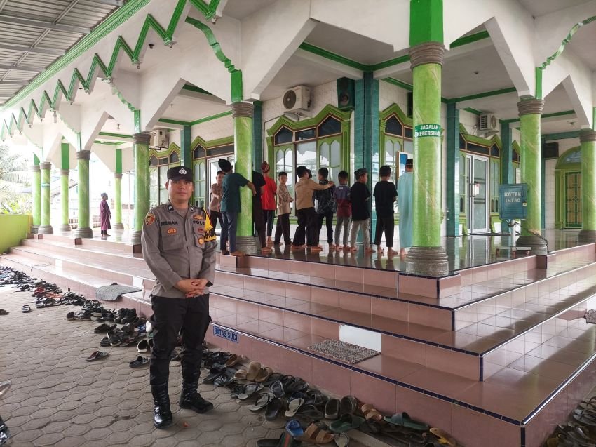 Pengamanan Sholat Jumat Salah Satu wujud Polri Hadir Ditengah Masyarakat