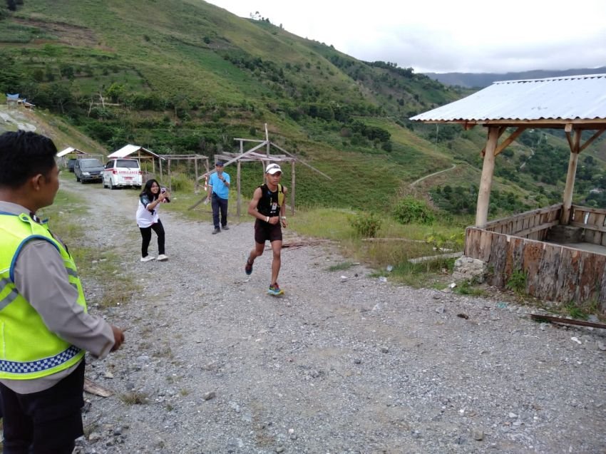 Polres Samosir Amankan Jalur lintasan dan Kawal Pelari Trail Of The Kings 2024