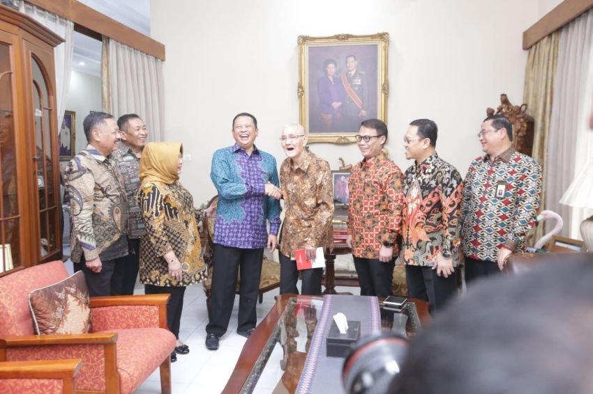 Pimpinan MPR RI Temui Mantan Wapres Try Sutrisno Laporkan Kinerja MPR