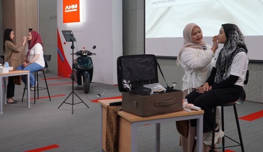 Intip Cara Kartini Zaman Now Belajar Naik Motor yang Aman dan Stylish