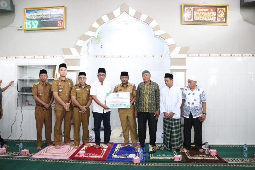 Komitmen Dukung Pengembangan Rumah Ibadah, Wali Kota Binjai Serahkan Bantuan Hibah Untuk Musholla Al-Hafiz