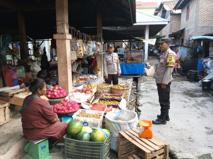 Bhabinkamtibmas Menyambangi Desa Binaan, Ajak Warga Jaga Kamtibmas