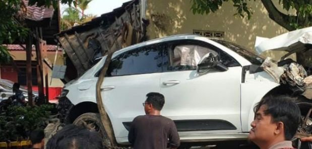 Mobil Mewah Tabrak Avanza dan Kantor Polisi, Dua Wanita Dilarikan ke 'Colombia'