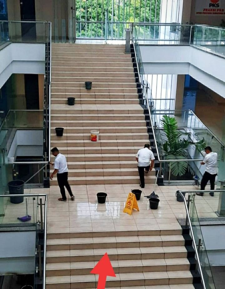 Atap Gedung DPRD Sumut Bocor..!!