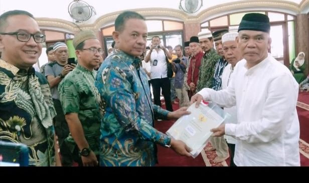 Dirjen Kementerian ATR-BPN Serahkan Sertifikat Masjid Salman