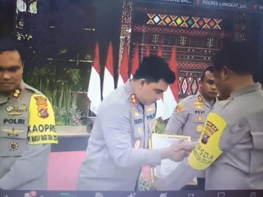 Kapolres Batu Bara Terima Penghargaan Dari Kapolda Sumut , Raih Juara Ke - 2 Kategori Amplifikasi Berita Positif Polri