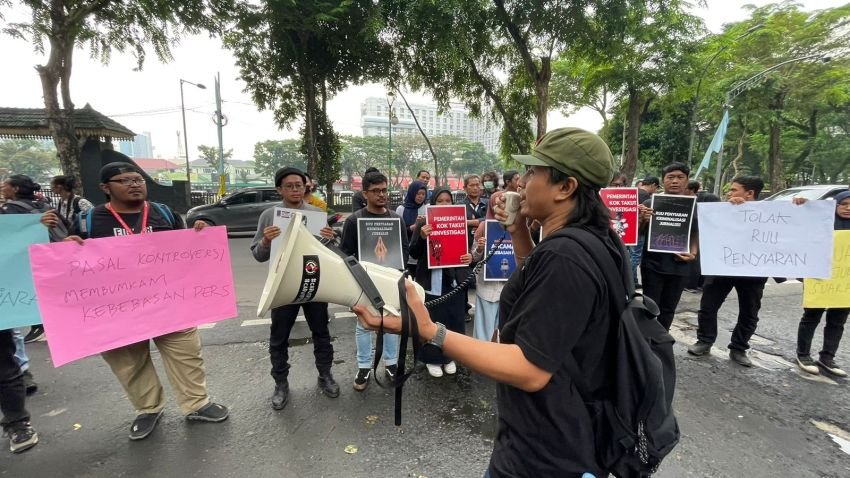 Jurnalis Demo Tolak RUU Penyiaran di Gedung DPRD Sumut