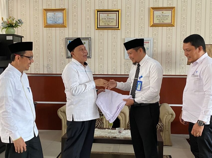 Plh Dirut Perumda Tirtanadi Serahkan 8624 Handuk Bagi Jamaah Haji Embarkasi Medan