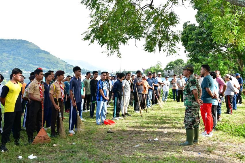 Pemkab Samosir dan Danramil 03 Pangururan Kerahkan Truk Sampah Bersihkan Eceng Gondok di Danau Toba