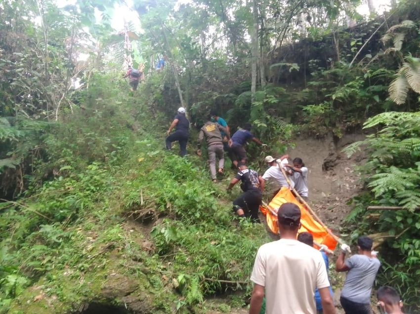 Mayat Tennis Situmorang Dibawa Autopsi Setelah Hari Ke Sepuluh Pencarian Ditemukan Membusuk di Tebing Bukit
