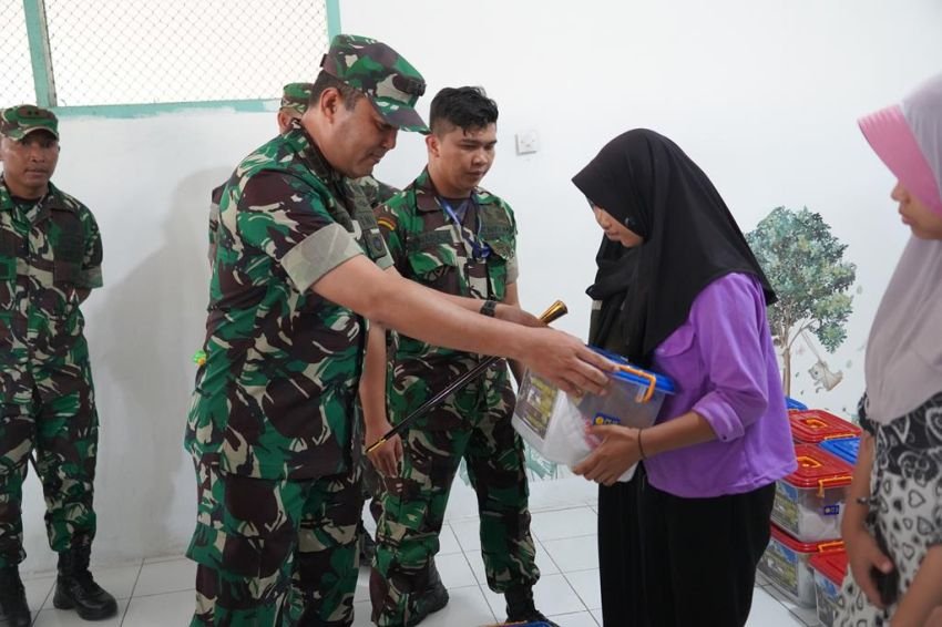 Danrem 022/PT bersama Ketua Persit KCK Koorcab Rem 022 PD I/BB Santuni Anak-Anak Panti Asuhan