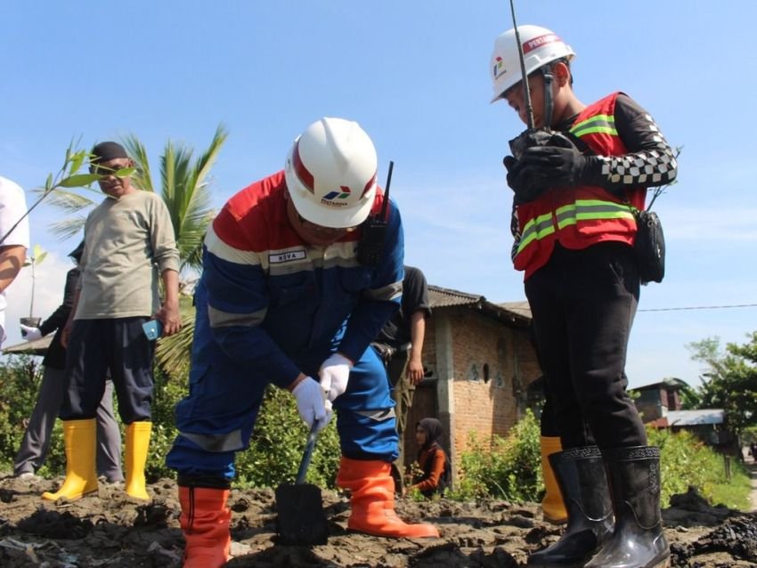 Pertamina Patra Niaga Regional Sumbagut Gelar Aksi Bersih dan Penanaman Mangrove