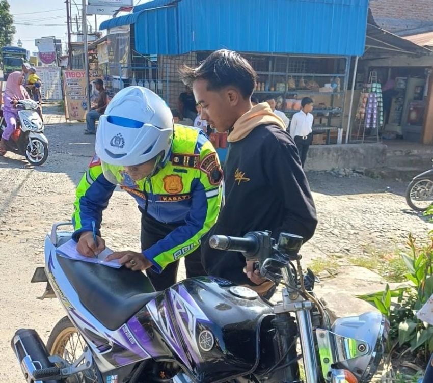 Antisipasi Laka Lantas, Kasat Lantas Polres Simalungun Iptu Jonni Sinaga Lakukan Penilangan & Sosialisasi Tertib Berlalulintas
