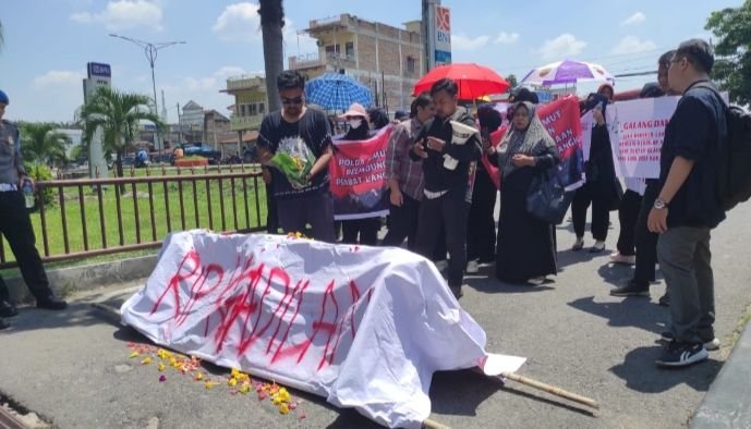 Belasan Guru Honor di Langkat Aksi Bawa Keranda, Kabid Humas Polda Sumut: Terus Selidiki Kecurangan PPPK Langkat