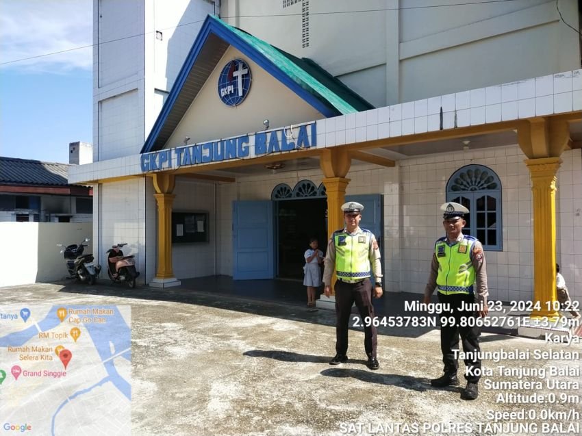 Pastikan Jemaah Yang Datang Dan Selesai Melaksanakan Ibadah di Gereja Terhindar Dari Kecelakaan, Personel Sat Lantas Polres Tanjung Balai Pengaturan A