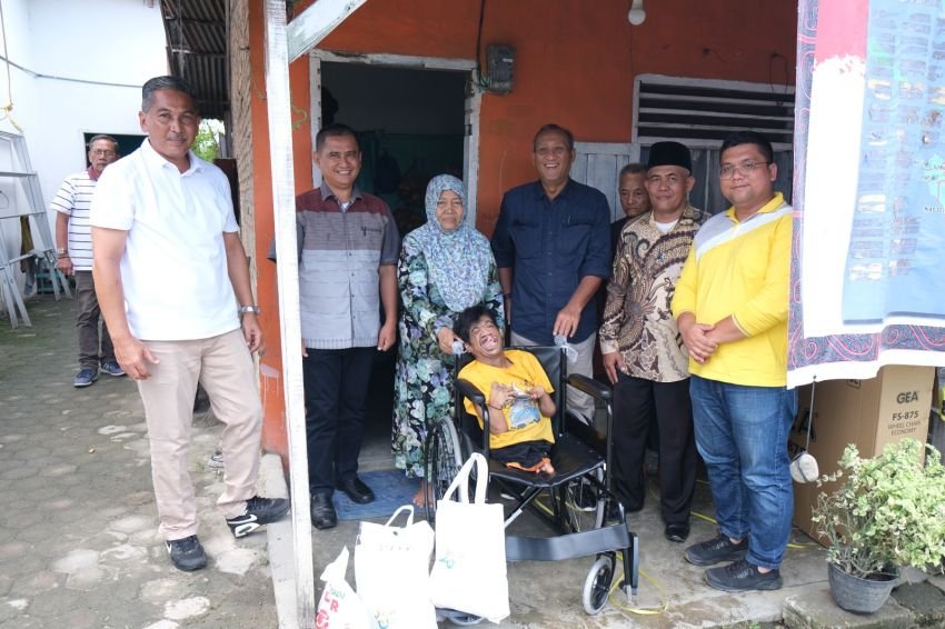 PTPN 1 Regional 1 Serahkan Bantuan Kursi Roda dan Sembako Untuk Penderita Disalibilitas