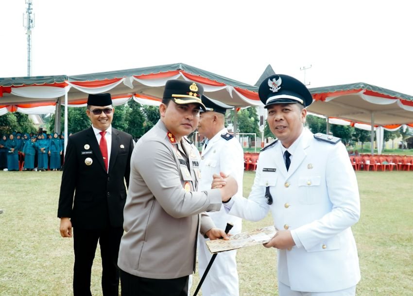 Pj Bupati Bupati Batu Bara Kukuhkan dan Serahkan SK Perpanjangan Masa Jabatan Kades dan BPD