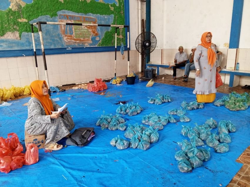 Penyembelihan dan Pendistribusian Daging Qurban IKAL SMA Negeri 6 Lancar, Kepsek Instruksikan Semua Guru Dukung Program Alumni