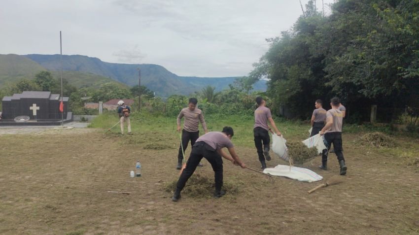 Wujud Syukur Jelang Hari Bhayangkara Ke 78, Bintara Remaja Polres Samosir Laksanakan Kurve di Taman Makam Pahlawan Sidamdam