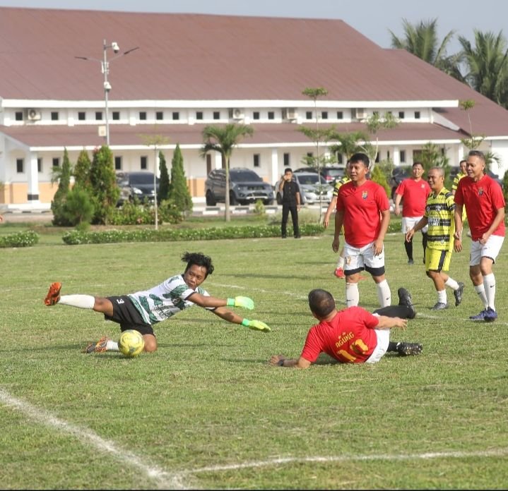 Diperkuat Kapolda Sumut, Pertandingan Sepak Bola Persahabatan Antara Wartawan dan PJU