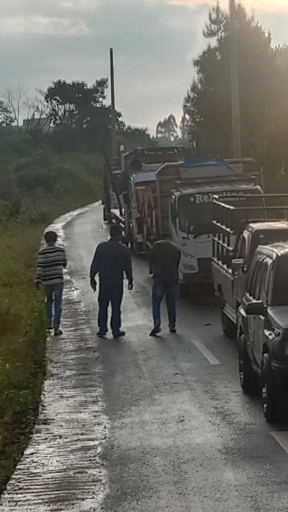 Warga Pengungsi Erupsi Sinabung Hentikan Paksa Truk Pengangkut Kayu