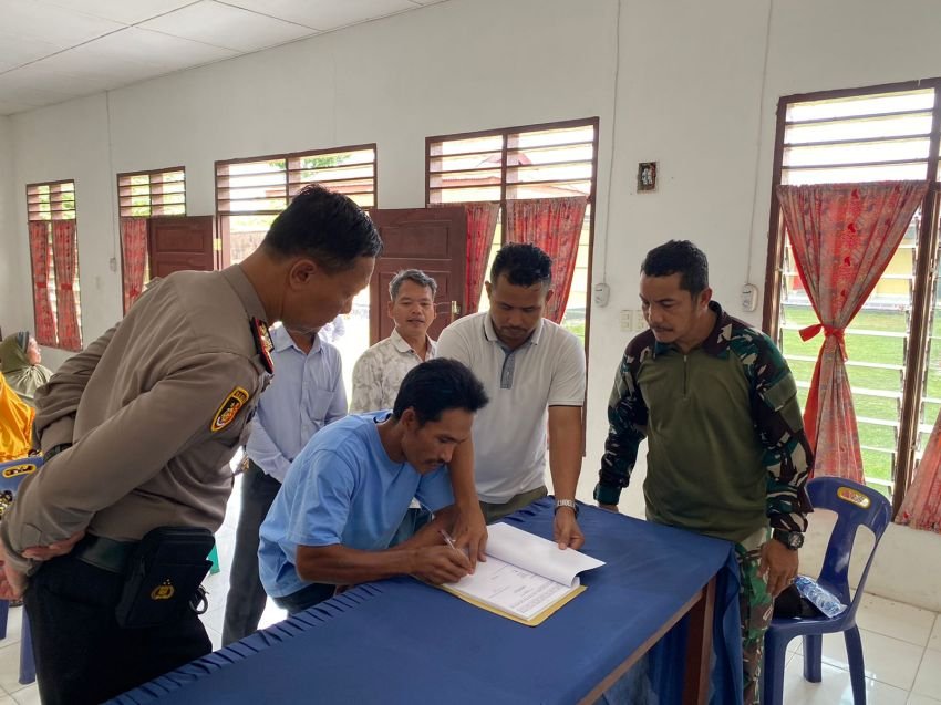 Polsek Tanah Jawa Selesaikan Kasus Pencurian Kelapa Sawit dengan Restorative Justice