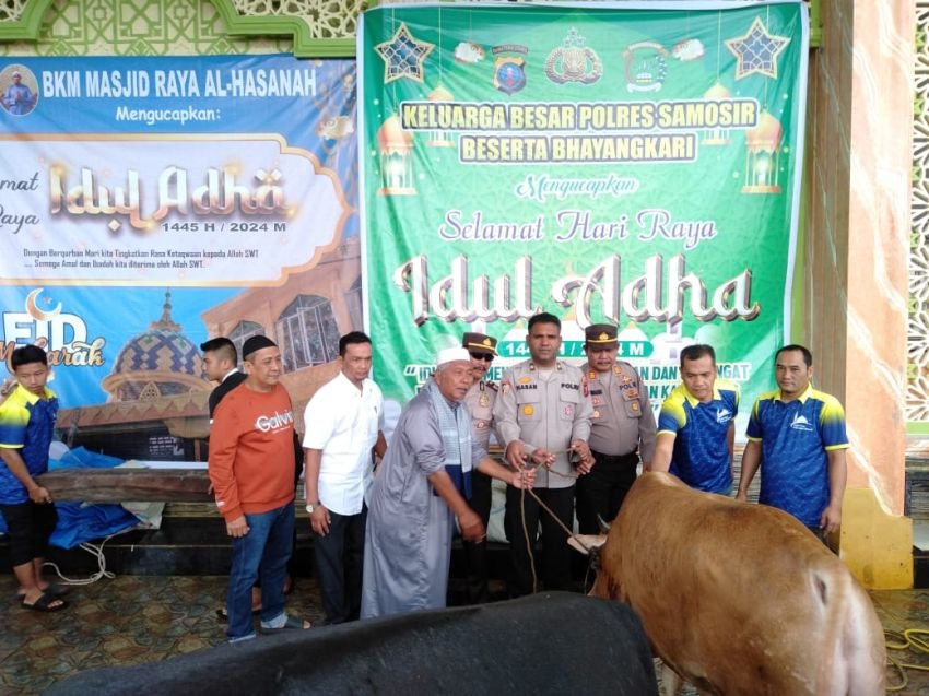 AKBP Yogie Hardiman Serahkan Hewan Kurban Perayaan Idul Adha 1445 H Kepada Jemaah Masjid Al- Hasanah Pangururan