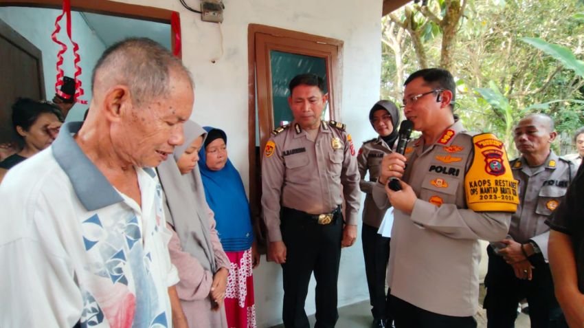 Kapolrestabes Medan Dan Kapolsek Pancur Batu Bedah Rumah Warga
