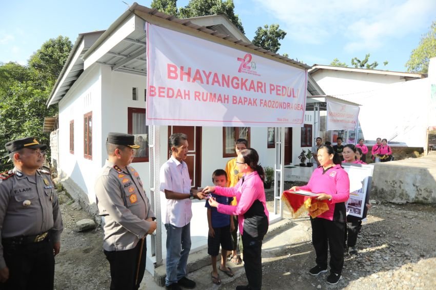 Ketua Umum Bhayangkari Bedah Rumah dan Gereja di Nias Utara